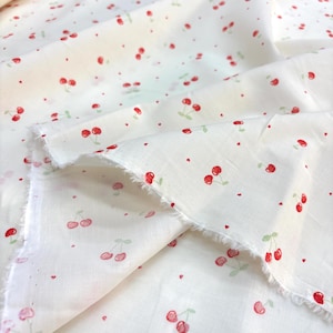 Voile-Stoff aus 100 % Baumwolle mit Kirschmuster – Leichtes, weiches Material für Sommerkleider, Blusen, Tuniken (150 cm / 58 Zoll)