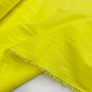 Gelber 100 % Baumwoll-Voile-Stoff – Leichter, weicher Naturstoff für Sommerkleider, Blusen, Schals (Breite 150 cm / 58 Zoll / 1,64 Yards)
