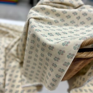 小さな赤いバラの柄 100% コットン ボイル生地、衣類用高品質生地、ドレスメイキング デザイナー生地、家庭用テキスタイル (1.64 ヤード/57 インチ)