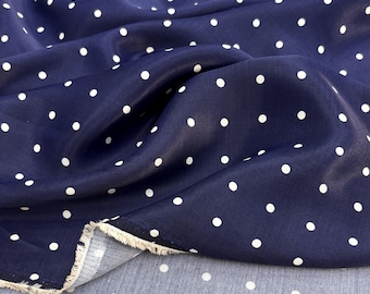 Marineblauer Viskose-Cupro-Stoff mit Polka-Dots: Seidiger Fall für die Kleiderherstellung