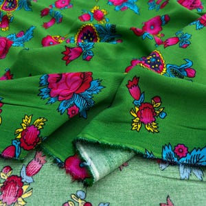 Green Floral 100% Cotton Viscose Fabric – Soft Drapey Material for Dresses, Blouses, Skirts & More (Width 150cm 1,64 yard 57 inc)