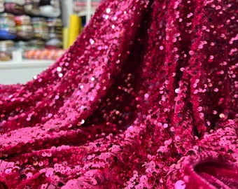 Tessuto elasticizzato con paillettes fucsia su velluto, (larghezza 140 cm/1,53 iarde/55 pollici) Tessuto di design alla moda