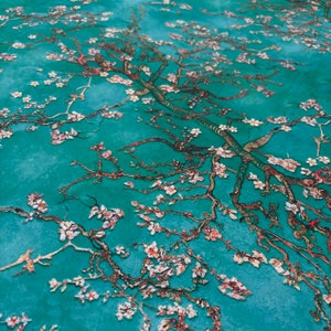 Puede incluir: Una obra de arte de color turquesa que presenta un primer plano de una rama de árbol con flores blancas y rosas. Las ramas son marrones y se extienden sobre el fondo turquesa. El estilo de pintura recuerda la obra de Van Gogh.
