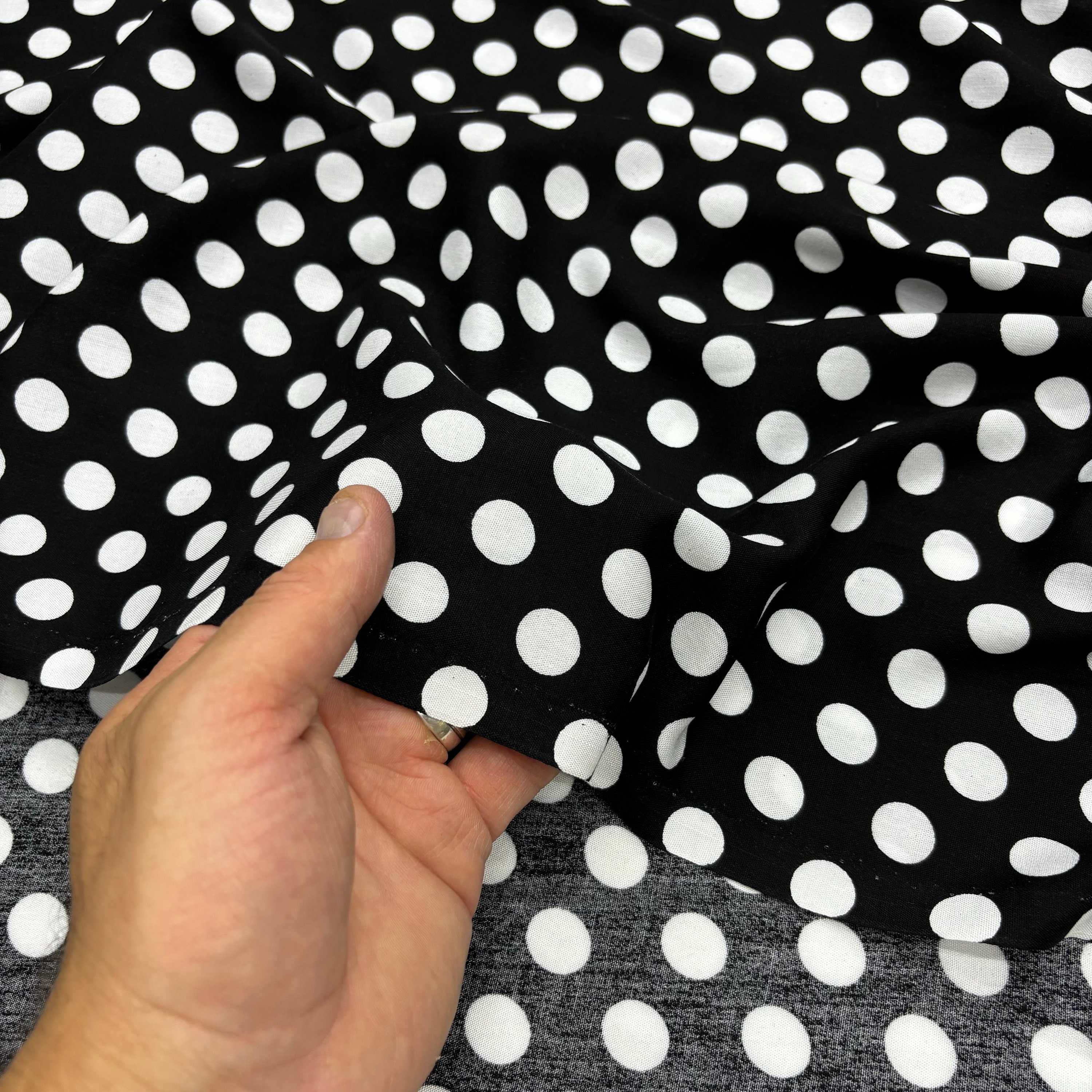 Telas Blancas TELA STRECH PLANA DE LUNARES DE 15mm SOBRE BLANCO