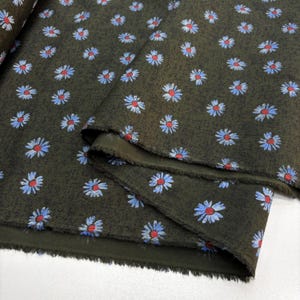 Blue Daisy Floral 100% Cotton Poplin Fabric – Soft Lightweight Material for Dresses, Shirts, Crafts (150 cm or 58 inch or 1.64 yard)