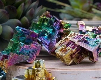 独特の成長パターンを持つレインボービスマス結晶 - Etsy 日本