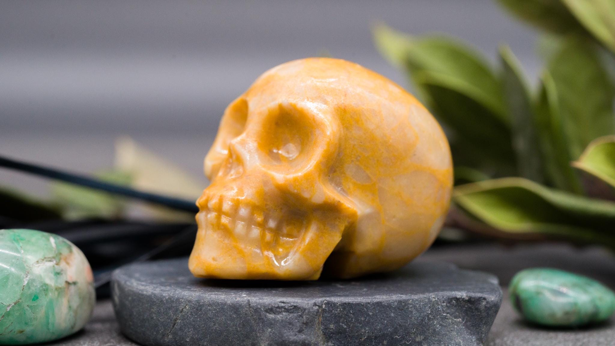 Natural Yellow Jasper Crystal Skull Carving Figurine Spiritual Healing Protection Gemstone Confetti Trinket Gift Small Crystal Skull Decor