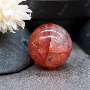 Mini High Quality Fire Quartz Crystal Sphere Miniature Pocket Stone Healing Protection Heart Chakra Meditation Trinket Natural Gemstone Gift