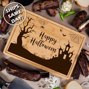 Tabla de cortar personalizada con nombre personalizado para fiesta de Halloween, decoración de casa embrujada, bandeja de charcutería gótica, cocina espeluznante, decoración del hogar de temporada, otoño