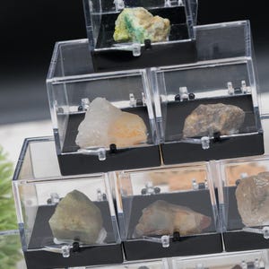 Mystery Mini Crystal Box Random Natural Mineral Specimen Stone Healing Protection Altar Tray Home Decor Miniature Crystal Display Box Gifts