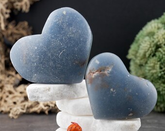 Natürliche Blaue Angelit Kristall Herz Naturstein Schnitzen spirituelle Energie Chakra Meditation Stein Geschenk Romantische Liebe Tablett Dekor Blau Boho