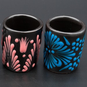 Schwarze Keramik Talavera Schnapsglas Mit Weiß Rosa Blau | Keramik Barzubehör | Mexikanische Keramik Trinkgefäß | Hochzeitstag Geburtstagsgeschenk