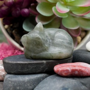 Labradorite Crystal Cat Carving Stone Healing Protection Trinket Pet Memorial Trinket Gray Cat Figurine Sleeping Kitty Keepsake Decor Gift