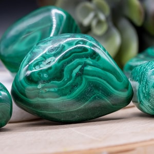 Natural Malachite Crystal Tumbled Stones Spiritual Healing Meditation Pocket Stone Worry Gemstone Trinket Altar Table Home Decor Gift Green