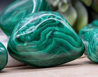 Natural Malachite Crystal Tumbled Stones Spiritual Healing Meditation Pocket Stone Worry Gemstone Trinket Altar Table Home Decor Gift Green