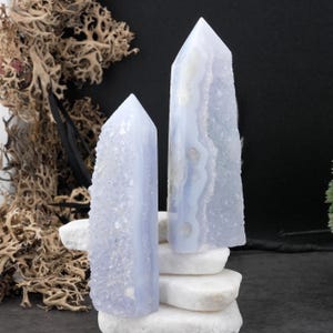 ドゥルージーブルーレースアゲートタワーキラキラクリスタル装飾ギフトスピリチュアルプロテクションストーン瞑想祭壇ディスプレイエネルギーバランスクリスタルジェムストーン
