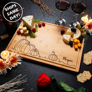 Tabla de cortar de bambú grabada personalizada, diseño de línea de calabazas, bandeja para charcutería, decoración otoñal, idea de regalo, bandeja para servir en la cocina.