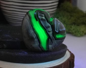 Volcano Agate Puffy Heart UV Reactive Crystal Gift Spiritual Protection Pocket Stone Love Altar Display Charm Neon Green Blacklight Decor