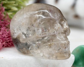 Figura tallada de calavera de cristal de cuarzo ahumado natural, protección espiritual, confeti de piedras preciosas, baratija, bandeja de altar espeluznante, decoración de brujas