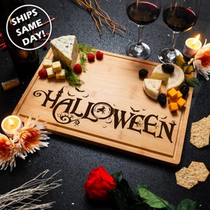 Tabla de cortar personalizada grabada, regalo para amantes de Halloween, bandeja de charcutería con nombre personalizado, decoración de cocina espeluznante, regalo de temporada de otoño, acento para el hogar