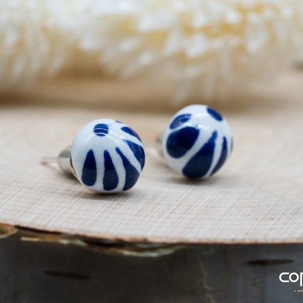 Jolies boucles d'oreilles Talavera traditionnelles authentiques en céramique bleue et blanche | Puces d'oreilles délicates en forme de tige | Idée cadeau d'art de la poterie mexicaine artisanale