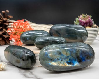 Flashy Labradorite Palm Stone Crystal Healing Gift Spiritual Protection Altar Decor Meditation Energy Balancing Stone Mystical Aura Shield
