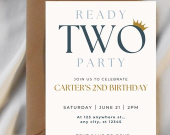 Könnte beinhalten: Eine weiße Einladungskarte mit blauem und goldenem Text. Der Text lautet "Ready Two Party" mit einer goldenen Krone über dem Wort "Two". Die Einladung ist für Carters 2. Geburtstagsfeier. Datum, Uhrzeit und Ort sind auf der Karte angegeben.