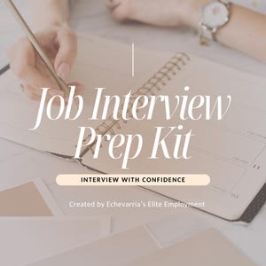Puede incluir: Un cuaderno abierto con el texto "Job Interview Prep Kit" sobre una superficie blanca. Las palabras "Interview with Confidence" están debajo del título. Una mano sostiene un bolígrafo y se ve un reloj.
