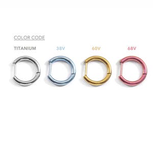 Op de afbeelding: Vier oorringen op een rij, elk met een andere kleur. De kleuren zijn titanium, lichtblauw, goud en roze. De tekst "COLOR CODE" en "TITANIUM, 38V, 60V, 68V" staan boven de oorbellen.
