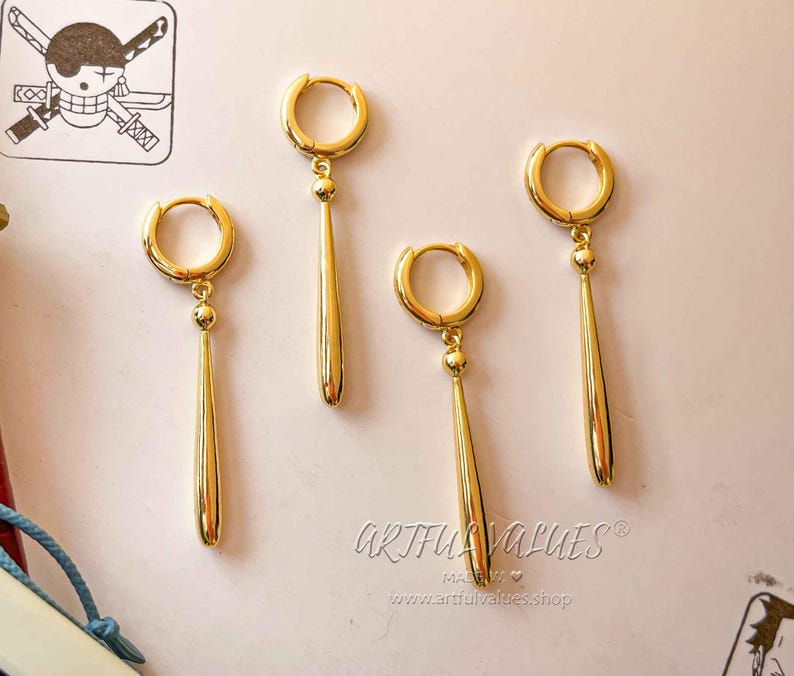 Peut inclure: Ensemble de quatre boucles d'oreilles pendantes dor&eacute;es avec un design de cercle simple et une longue goutte fine et pointue.