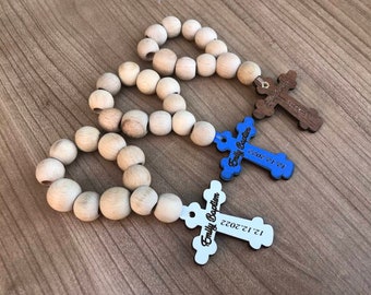 Rosario personalizzato con croce in legno, bomboniera per battesimo.