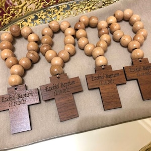 Benutzerdefinierte Taufe erste Kommunion Taufe Bevorzugungen, 35 Stück personalisierte Kreuz Rosenkranz Bestätigung für Gast lose, Taufe Jungenbevorzugung