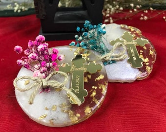 Recuerdos personalizados con imanes de cruz dorada para bautizos, comuniones y confirmaciones.