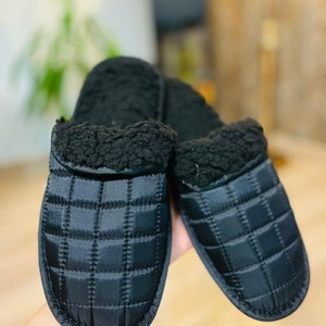 Men&#39;s Quilted Slippers: Cozy Plush Lined Indoor Shoes