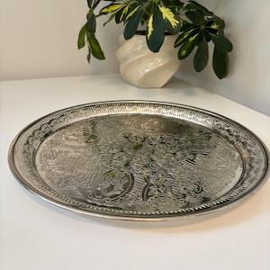 Bandeja de galería vintage chapada en plata ornamentada. Bandeja redonda para servir con diseño de volutas cinceladas, artículos de bar estilo Hollywood Regency, bandeja de té inglesa.