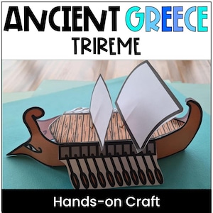 Puede incluir: Maqueta de papel de una trirreme griega antigua. El barco es marrón con una cubierta de madera y velas blancas. El texto "Ancient Greece Trireme" está en la parte superior y "Hands-on Craft" en la inferior.