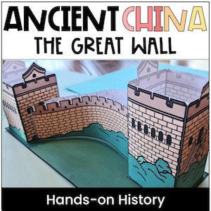Pode incluir: Modelo de papel da Grande Muralha da China, com estruturas semelhantes a tijolos e torres. O texto "ANCIENT CHINA THE GREAT WALL" está no topo, com "Hands-on History" na parte inferior. O modelo está sobre uma superfície verde.