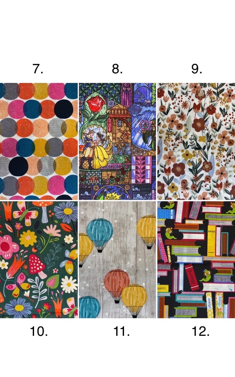 K&ouml;nnte beinhalten: Eine Collage aus 12 verschiedenen Stoffmustern, jedes mit einem einzigartigen Design. Die Muster umfassen Punkte, Blumen, Hei&szlig;luftballons, B&uuml;cher und ein Buntglasbild von Belle und dem Biest aus Die Sch&ouml;ne und das Biest.