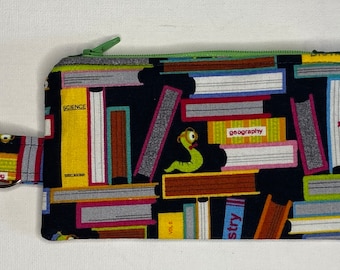 Geldbörse/Kartenhalter mit Schlüsselring und Karabiner im Bücherwurm-Muster