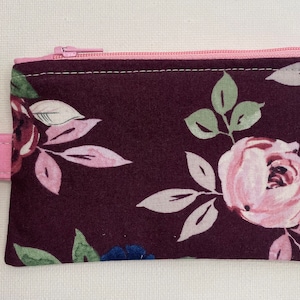 Portemonnee/kaarthouder met sleutelhanger en karabijn in patroon met roze rozen