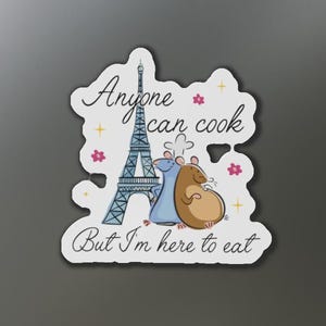 Puede incluir: Un imán de nevera blanco con una imagen de dibujos animados de dos ratas frente a la Torre Eiffel. El texto dice "Anyone can cook but I'm here to eat."