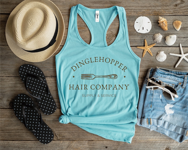 Peut inclure: Un d&eacute;bardeur bleu turquoise avec un dos nageur blanc. Le d&eacute;bardeur a un motif brun avec le texte "Dinglehopper Hair Company Supply & Service" et une image stylis&eacute;e d'une fourchette.