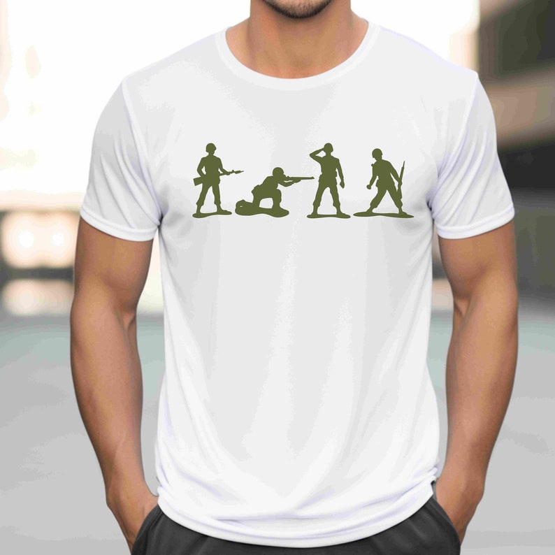 Puede incluir: Camiseta blanca con un gr&aacute;fico de cinco soldados de juguete verdes en diferentes poses. Los soldados sostienen armas y est&aacute;n dispuestos en l&iacute;nea.