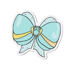 Op de afbeelding: Lichtblauwe strikkersticker met een gele streep en een zilverkleurig midden. De strik is een cartoonillustratie met een witte omtrek, ideaal voor het versieren van notitieboekjes, laptops of andere items.