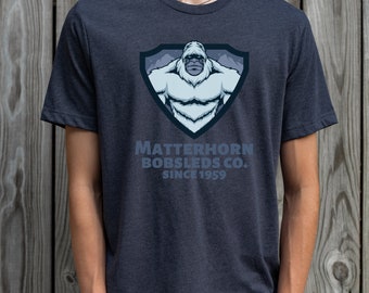 Chemise Matterhorn Bobsleds | Chemise de bobsleigh Disneyland Matterhorn | Chemise Disneyland pour homme | Chemise Disneyland femme | Attractions de Disneyland