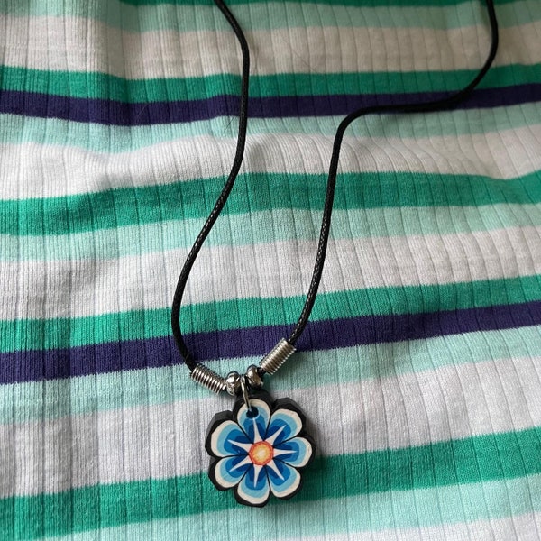 LiMiTeD BLOOM NeCKLacE iN BLuE y2k