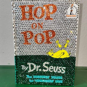 "Bucheinband ""Hop on Pop"" | Glitzerndes Dr. Seuss Decor | Einzigartige Kinderbuchkunst | Einzigartiges Geschenk für Buchliebhaber | Verzierter Deckel