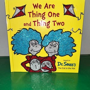Buchcover 'We Are Thing One and Thing Two' | Funkelnder Dr. Seuss Dekor | Einzigartige Kinderbuchkunst | Verzierter Deckel
