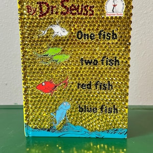 "Strasssteinbucheinband ""Ein Fisch zwei Fische Rote Fische Blaue Fische"" | Funkelnder Dr. Seuss Dekor | Unikate Kinderbuchkunst