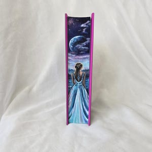 Feyre gazing at Velaris/ ACOTAR hand painted book edges!